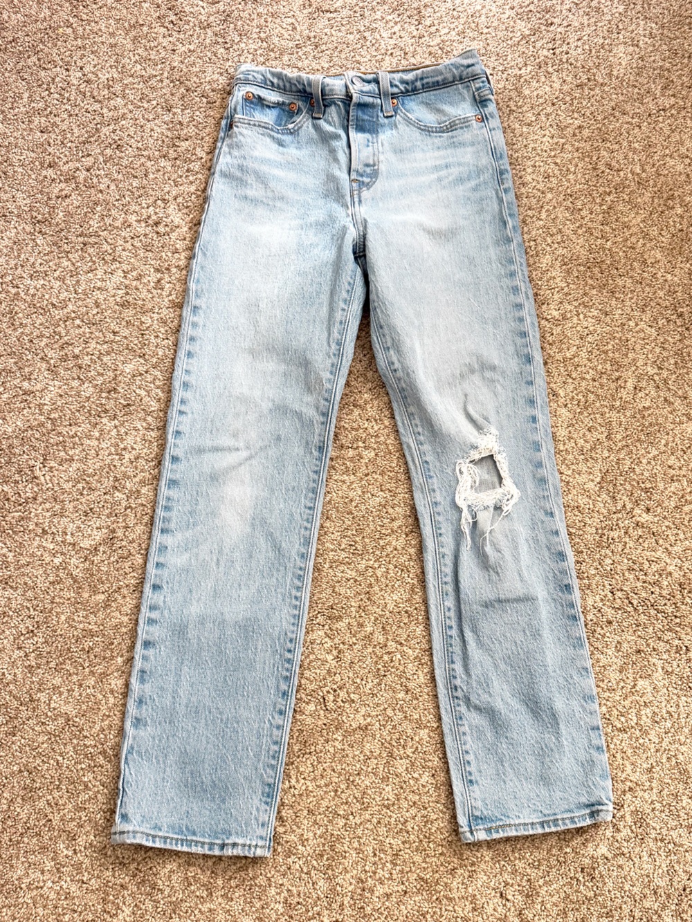 Levi’s Wedge Straight Button Fly Jeans. Lighter Wash. Distressed. SZ 25. EUC